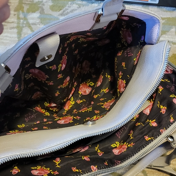 Large Betsey Johnson purse - Picture 5 of 7